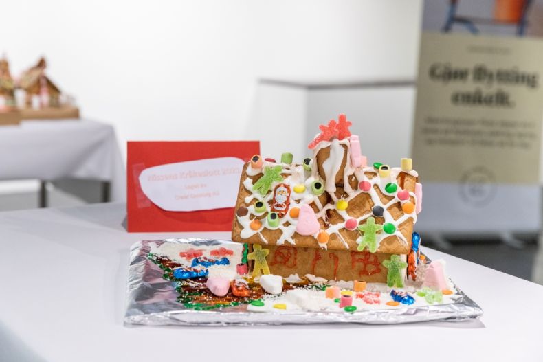 Populær pepperkakehusauksjon donerer penger til gode formål  Populær pepperkakehusauksjon donerer penger til gode formål